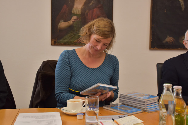 Simone Scharbert liest sich in die Schwazer Geschichte ein.