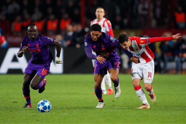 Sadio Mane (l.), Joe Gomez (m.) und Slavoljub Srnic (r.).