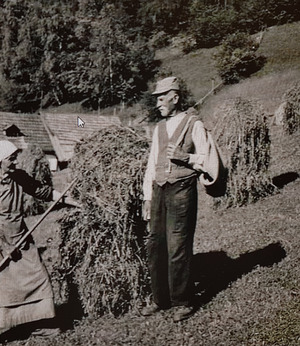 Auf einer Rieder Wiese: Karolina und Gottfried Hairer beim „Huanzna“.