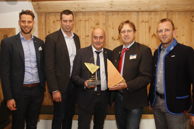 Erfreut über die Qualität zeigen sich Matthias Pöschl (Agrarmarketing Tirol), Vizebürgermeister Michael Wurzrainer, Sebastian Wimmer (Obmann Verein für Molkerei- und Käsereifachleute), Klaus Dillinger (Jury-Leiter) und TVB-GF Stefan Astner (r., v. r.).