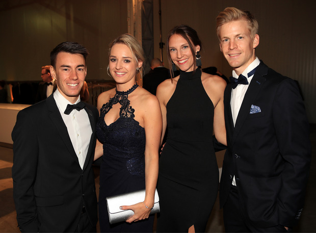 ÖSV-Skispringer Stefan Kraft (l.) mit Freundin Marisa sowie Michael Hayböck und seine Claudia machen abseits der Schanze gute Figur.