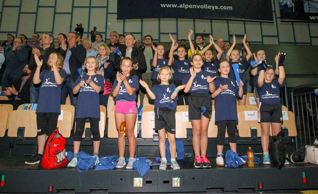 Genossen den Ausflug in die Olympiaworld und unterstützten die Alpenvolleys lautstark: die Volleyball-Nachwuchsspieler aus St. Johann.