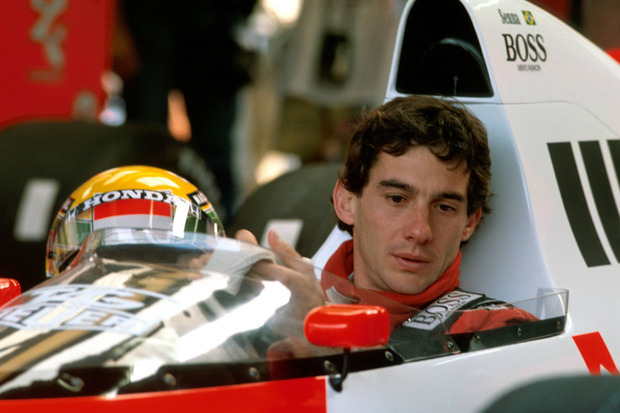 … in vielem an den brasilianischen Ausnahmekönner und dreifachen Weltmeister Ayrton Senna (1960–94).