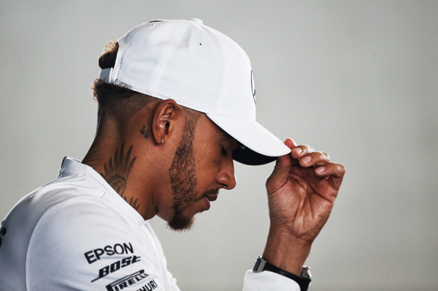 Derzeit das Maß aller Formel-1-Dinge: Der britische Mercedes-Superstar Lewis Hamilton erinnert den Tiroler Gerhard Berger …