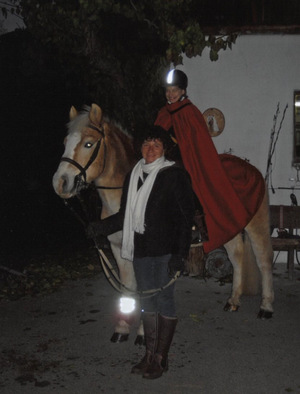 Angelika Gander (stehend) mit ihrer Nichte Christina Moser.