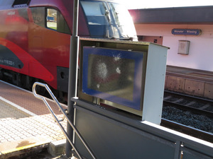 In Wiesing wurde beim Bahnhof eine Anzeigetafel der ÖBB beschädigt.