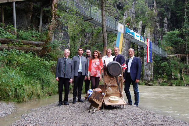 2016 (Archivbild) fiel der Startschuss mit den Projektverantwortlichen: Sebastian Wittmoser, Siegfried Walch, BM Josef Loferer, Andrea Fink, Gerd Erharter, BM Reinhold Flörl und Thomas Kamm (v. l.).