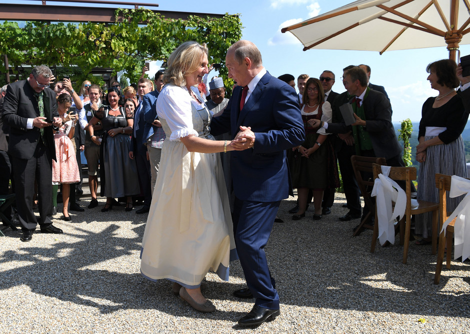 Der Tanz zwischen Kneissl und Putin auf der Hochzeit der Außenministerin symbolisierte die russlandfreundliche Politik Wiens.