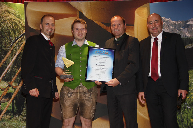 Reinhard Brunner von der Käserei Plangger freute sich über den Medienpreis (2. v. l.).