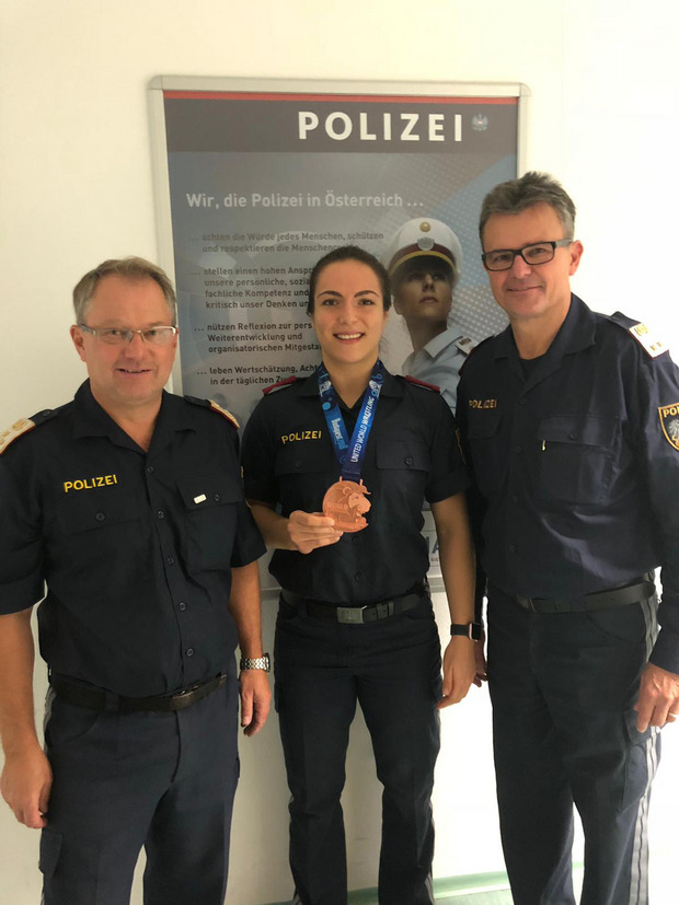 Martina Kuenz mit ihren Polizei-Ausbildnern.