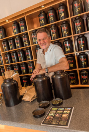 Erich Rauter bietet in seinem Geschäft „Rauter Tee“ japanische Keramik Cups an.