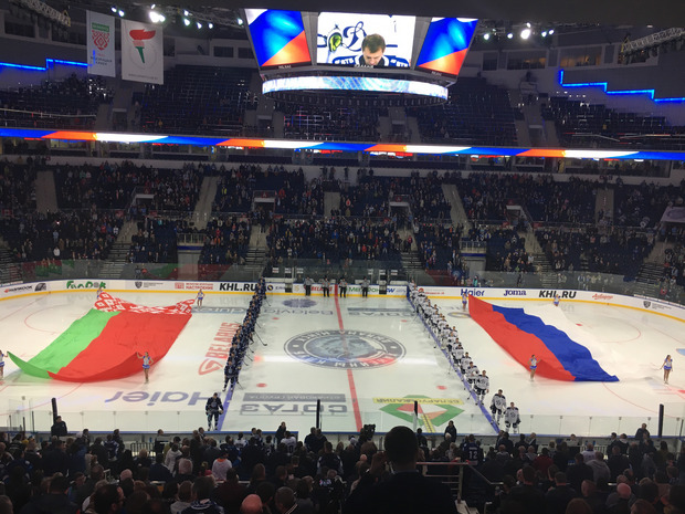 Die Minsk-Arena bietet 15.086 Zuschauerplätze. Zudem ist die Heimstätte des HK Dinamo Minsk eine Multifunktionsarena, die Teil eines Sportkomplexes ist, zu dem ein überdachtes Velodrom und eine Eisschnelllaufhalle gehören.
