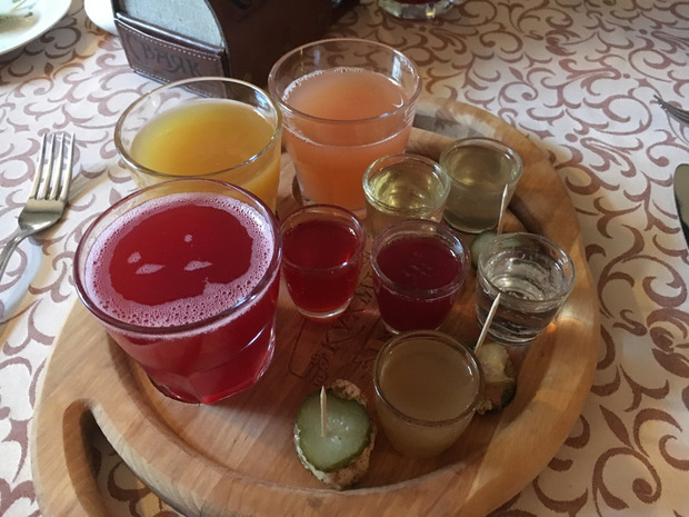 Zu einem typischen Essen dürfen verschiedene Schnäpse, die direkt im Restaurant verfeinert werden, nicht fehlen.