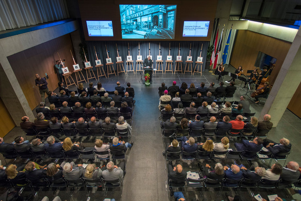Volle Zuschauerränge im Großen Festsaal des Tiroler Landhauses.