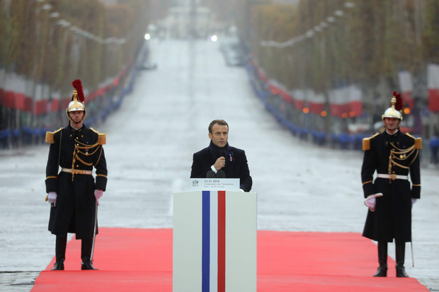 Macron richtete sich vor dem Triumphbogen an seine Gäste: Nur gemeinsam könnten die Bedrohungen der heutigen Zeit gebannt werden.
