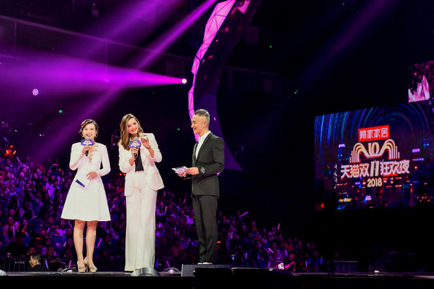 Alibaba macht am Singles Day Kasse - und lässt ihn sich auch einiges kosten. Einer vierstündigen Gala wohnten etwa Mariah Carey und Miranda Kerr (Mitte) bei.