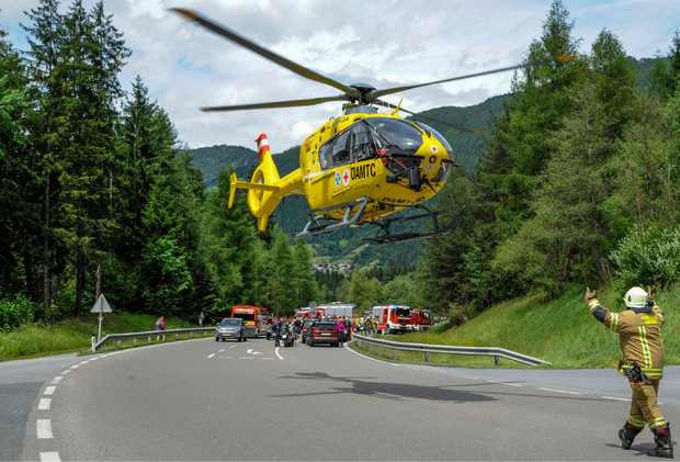 Ein Rettungshubschrauber im Einsatz nach einem Motorrad-Unfall zwischen Oetz und Tumpen.
