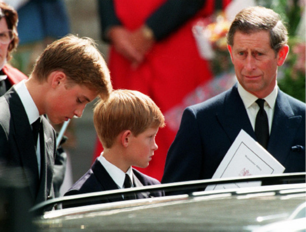 Prinz William, Prinz Harry und Prinz Charles bei der Beerdigung von Lady Di.