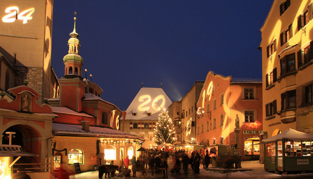 Jeden Tag eine Zahl: In der Vorweihnachtszeit erstrahlt die Haller Altstadt in Form eines riesigen Adventskalenders.