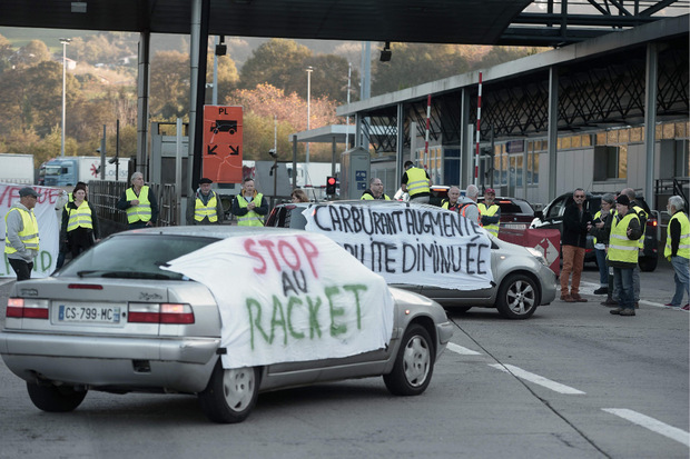 Die Protestaktion ging von der Bewegung "Gelbe Warnwesten" aus. Die Demonstranten blockierten unter anderem Straßen, Supermärkte und Tankstellen.