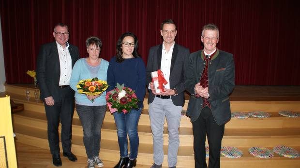 LR Johannes Tratter, Helga Rieger (Elternverein), Kindergärtnerin Gabriele Unterlercher, Bauleiter Walter Stemberger und BM Vitus Monitzer (v. l.).