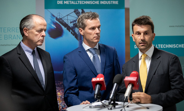Sprecher der Arbeitgebervertreter, Christian Knill (m.), die Verhandler auf Arbeitgeberseite Veit Schmid-Schmidsfelden (l.) und Stefan Ehrlich-Adam (r.).