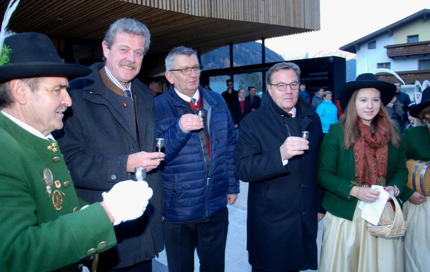 Ein Schnapserl zur Eröffungsfeier muss sein – Hauptmann Franz Schmid, BH Markus Maaß, BM Pepi Raich und LH Günther Platter (v. l.).