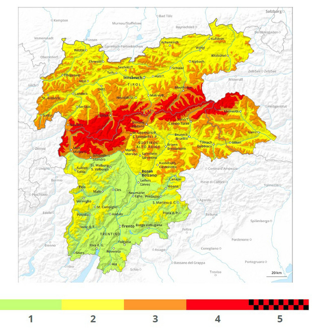 Der Lawinenwarnbericht berücksichtigt die Lawinensituation in allen drei Ländern, ist mehrsprachig und außerdem täglich aktuell.