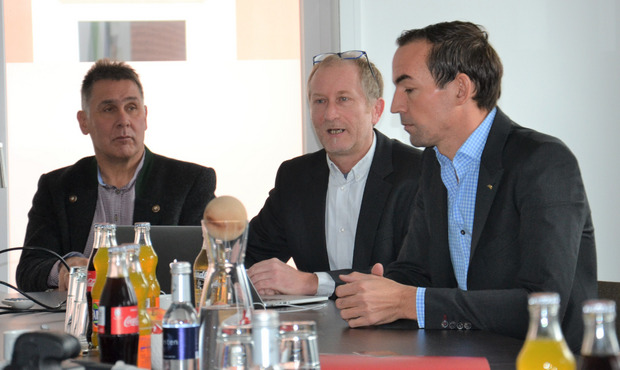 Projektentwickler Matthias Schickhofer (Mitte) mit dem Prägratner Bürgermeister Anton Steiner (l.) und TVB-Obmann-Stv. Thomas Winkler.