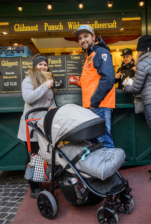 Sohn Leon (17 Monate) verschlief den Christkindlmarkt-Besuch, so konnten Gleirscher und seine Verlobte Larissa gemütlich einen Punsch trinken.