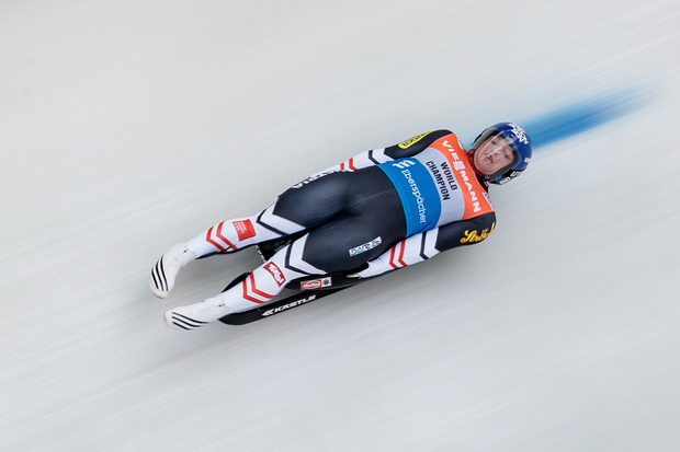 Es geht rasant zu: Wolfgang Kindl (AUT) während dem Herren-Einsitzer Bewerb im Rahmen des Rodel-Weltcups in Igls 2017.