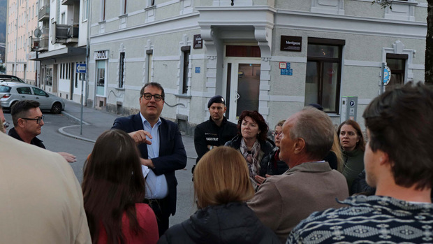 Vize-BM Franz Gruber (ÖVP) im Gespräch mit den verärgerten Anrainern.