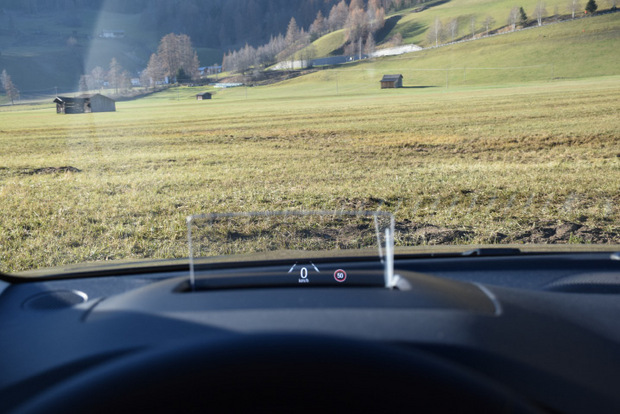 Optional ist die Verwendung eines ausfahrbaren, hochauflösenden und informativen Head-up-Displays.