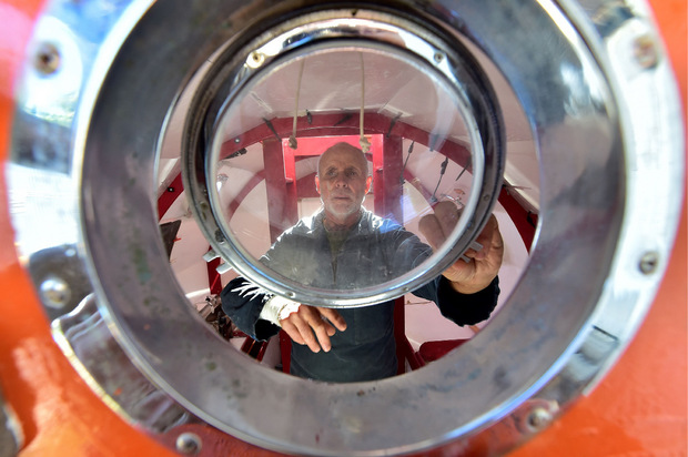 Jean-Jacques Savin treibt in einer umgebauten Tonne durch den Atlantik.