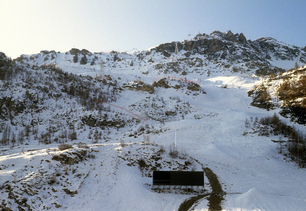 Für die Abfahrtsstrecke in Albertville (FRA/Winterspiele 1992) mussten Angaben zufolge 40.000 Kubikmeter Fels vom "Bellevarde" bewegt werden. Die Veranstaltung ist nicht zuletzt aufgrund der Bobbahn mit einem langen Register an Umweltsünden versehen.