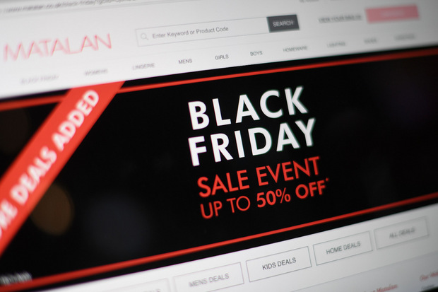 Entstanden ist der "Black Friday" einst, weil in den USA an diesem Tag - direkt nach dem Erntedankfest Thanksgiving - ein Großteil der Bevölkerung frei und somit Zeit für Einkäufe hat.