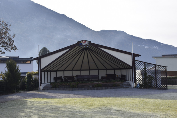 Der Pavillon gegenüberbekommt einen großzügigen Anbau.
