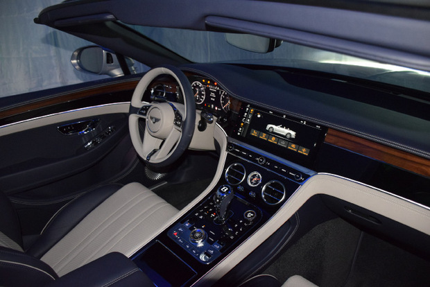 So modern ist Bentley erst seit Kurzem: volldigitales Instrumentarium und ein mittig platzierter Touchscreen, der via Rotating-Funktion verschwindet.
