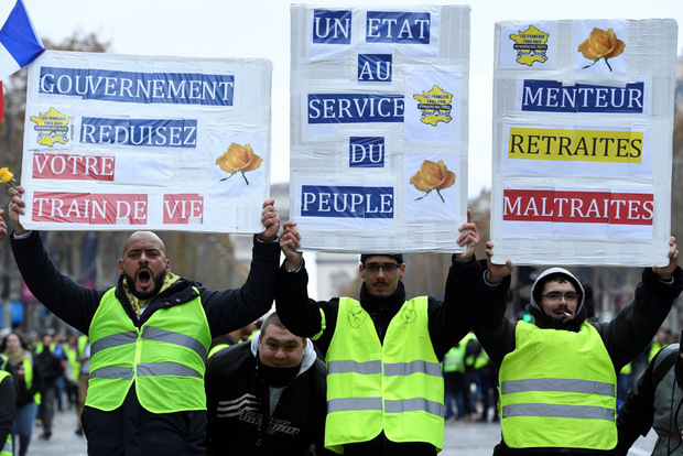 Bis zu 5000 Menschen demonstrierten auf Prachtstraße in Paris.