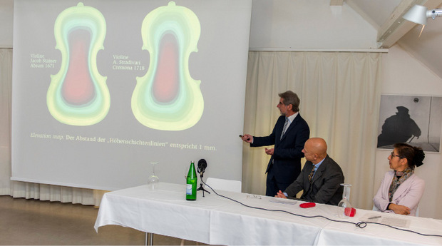 Rudolf Hopfner präsentiert ein "Mapping" der unterschiedlichen Dicken einer Stainer-Geige (l.) im Vergleich zur Stradivari.