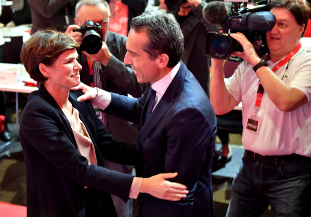 Umarmung zum Abschied: Pamela Rendi-Wagner und ihr Vorgänger Christian Kern.