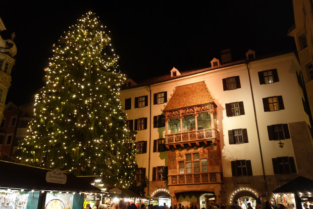 Goldenes Dachl und Stadtturm (Bild unten) wurden orange beleuchtet.