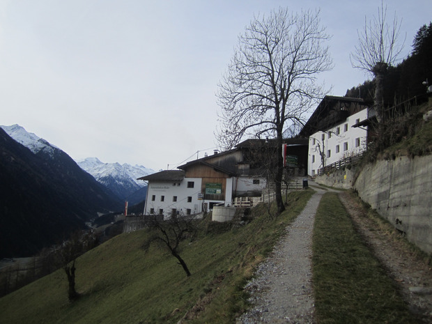 Der Obere und Untere Kartnallhof (4) picken wie zwei Adlerhorste am steilen Wiesenhang.