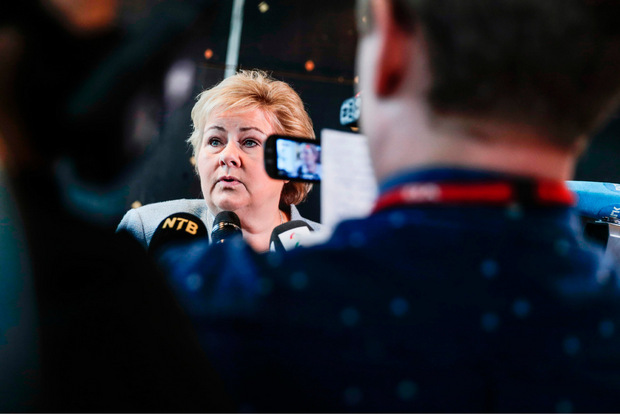 Norwegens Ministerpräsidentin Erna Solberg beantwortet Fragen von Journalisten zum Fall Ludvigsen.