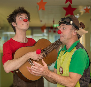 Der Clown Joseffo Olivero hat diese Woche seine letzte Visite an der Innsbrucker Klinik vollzogen und an seinen Nachfolger Alexander Iwanov (rotes Shirt) übergeben.