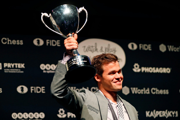 Der WM-Pokal wanderte wieder in die Hände von Carlsen.