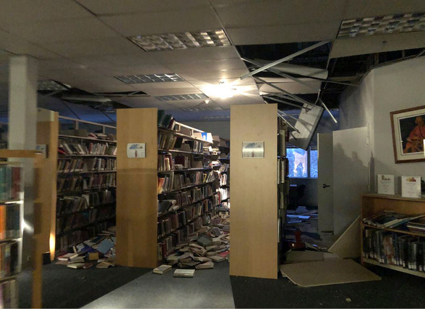 In der Bücherei eines Colleges in Anchorage fielen Bücher aus den Regalen, Teile der Decke stürzten zu Boden.