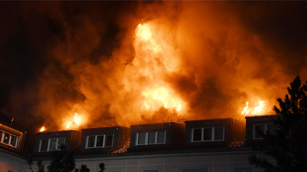 Flammen schlugen aus dem Dachstuhl des Altersheims.