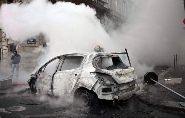 In Paris wurden wieder Autos angezündet.
