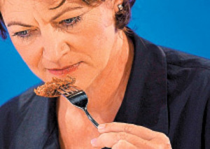 Hanni Rützler war eine der Testesser des ersten Kunstfleisch-Burgers. "Durch das Anbraten und die dadurch entstehenden Röstaromen kam der kultivierte Brätling geschmacklich einem traditionellem Fleischlaberl sehr nahe", sagt die Ernährungswissenschafterin